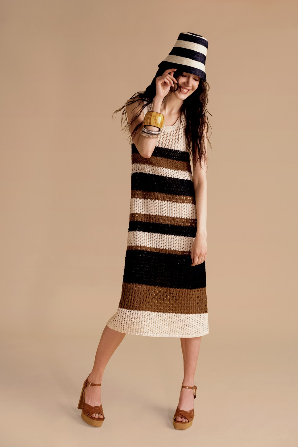 Pamutruha és karkötő WEEKEND MAX MARA 102 490 Ft, 33 490 Ft/3 db | Rafi akalap MAX MARA 72 690 Ft | Szandál ZARA 12 995 Ft