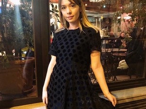 Szécsi Böbe ma nagy ünneplésben van, ehhez is öltözött ilyen csinos