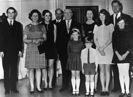 Diana hercegné családja egy 1969-es esküvőn, ő elöl középen áll hajpántban, mellette öccse, Charles, nővérei, Sarah és Jane 