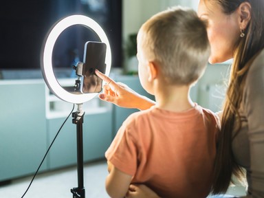 Kiskorúak, véleményvezérek és jobban keresnek, mint te - Ki a felelős influenszerré vált alfa generációért?