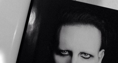 Sokkrocker pózol a luxusmárkának