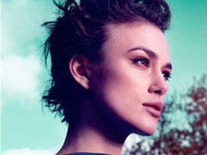 Keira Knightley temetőben pózol