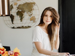 Kukkants be Miták Berni, a GLAMOUR első nagykövetének, gardróbjába!