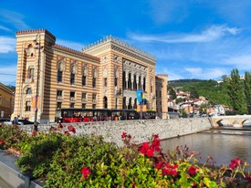 A szarajevói városháza ma újra régi fényében pompázik, falai azonban nem felejtenek.