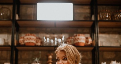 Nagy Kata a város legmenőbb helyére látogatott ma el egy gyönyörű selyemruhában