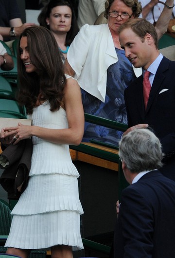 2011 - Katalin hercegné a királyi család tagjaként első wimbledoni megjelenésén egy sikkes, egyszerű és kifinomult Temperley London ruhát választott. A rakott darab egyértelműen a tenisz divatra utal.