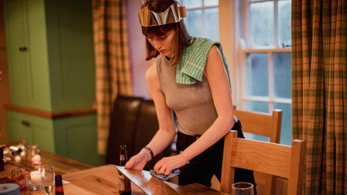 „Legalább most legyél végre TE az első!” - Miért feminista ügy a karácsony? Mert az érzelmi munka a nőket terheli