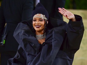 Rihanna megosztotta a legjobb barack árnyalatú smink tutorialt