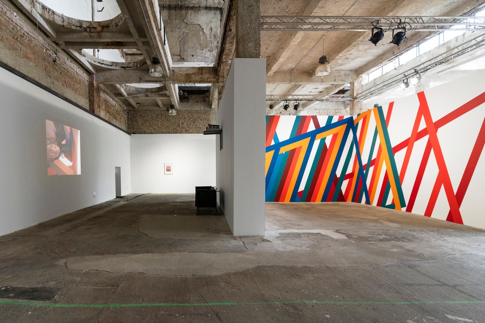 Mauer Dóra képzőművész meglehetősen régen nem készített helyspecifikus alkotást, ezért is különleges a győri kiállítás