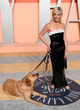 Selma Blair (Vivian Kensington) - Vivian karaktere eleinte Elle riválisa volt, később barátnője lett. Selma Blair azóta sokat szerepelt filmekben és sorozatokban. A leginspirálóbb benne, hogy mindig nyíltan beszél betegségéről, a szklerózis multiplexről.