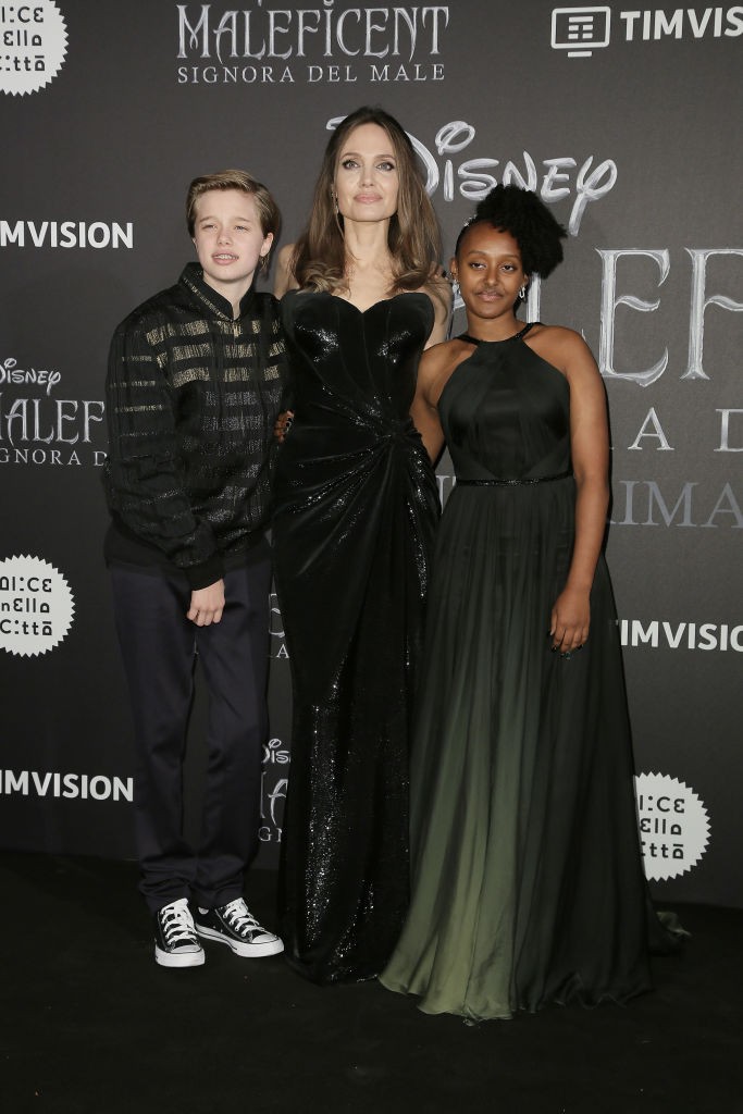 Angelina Jolie gyermeke évekig fiúnak öltözött, most viszont lány ruhába bújt és ez teljesen rendben van! 