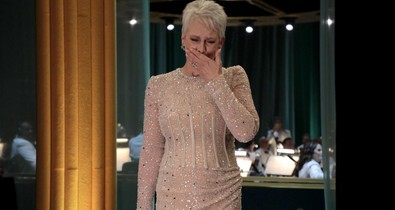 Videón, amint Jamie Lee Curtis magyarul énekel Oscar-díjjal a kezében