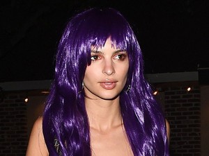 Fogalmunk sincs minek öltözött Emily Ratajkowski, de a melleit megint megmutatja