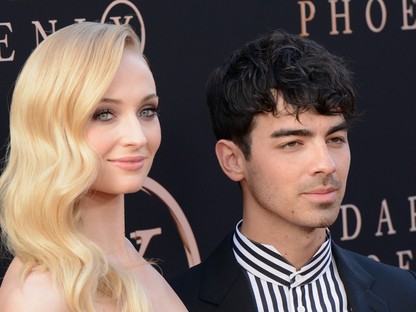 Elképesztően cuki módon lepte meg Sophie Turner Joe Jonas-t koncertje közben