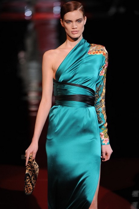 Topmodell az Etro kifutóján Milánóban