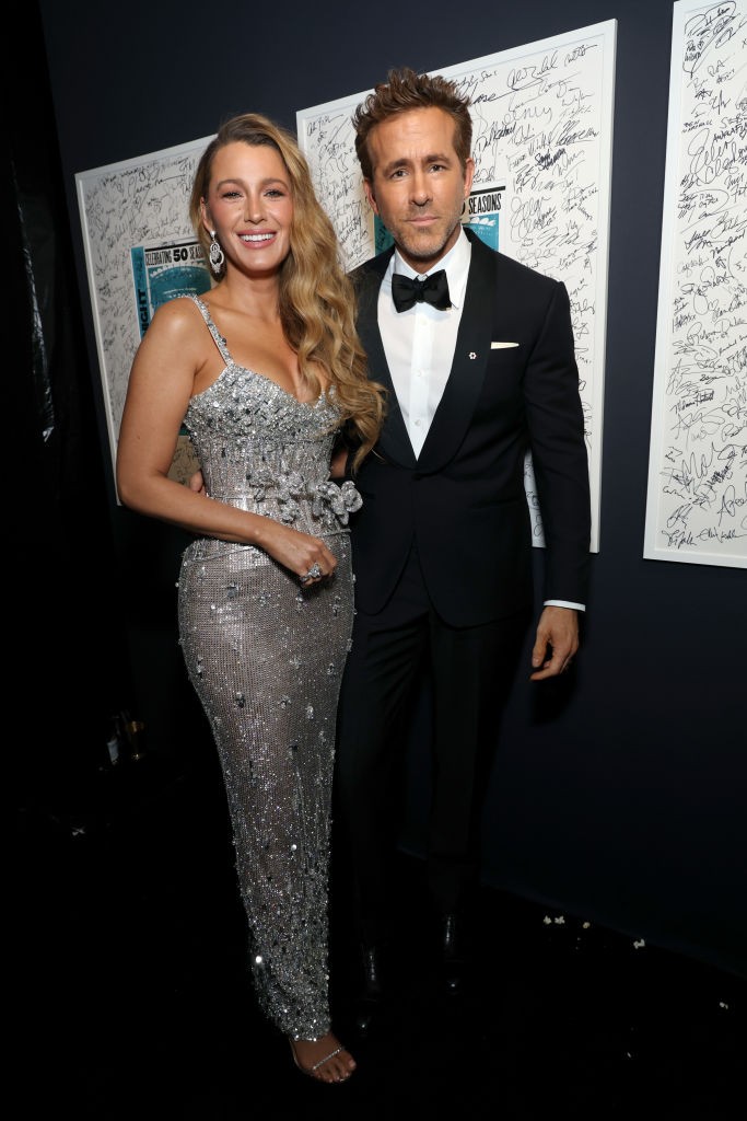 Blake Lively és Ryan Reynolds kétségtelenül az est egyik legelegánsabb párosa voltak. A színésznő egy ezüst, flitteres Tamara Ralph kreációban ragyogott, férje pedig  fekete szmokingot viselt. 