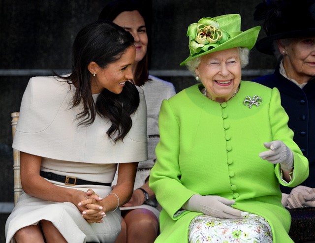 Ezért nincs Erzsébet királynő olyan közeli kapcsolatban Katalin hercegnével, mint Meghannal