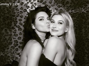Pornószínésznők buliznak? Á, csak a Kardashian família szülinapozik!