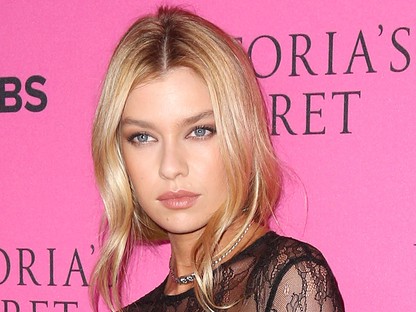 Palvin Barbi barátnője konkrétan egy szál ciciben a vörös szőnyegen