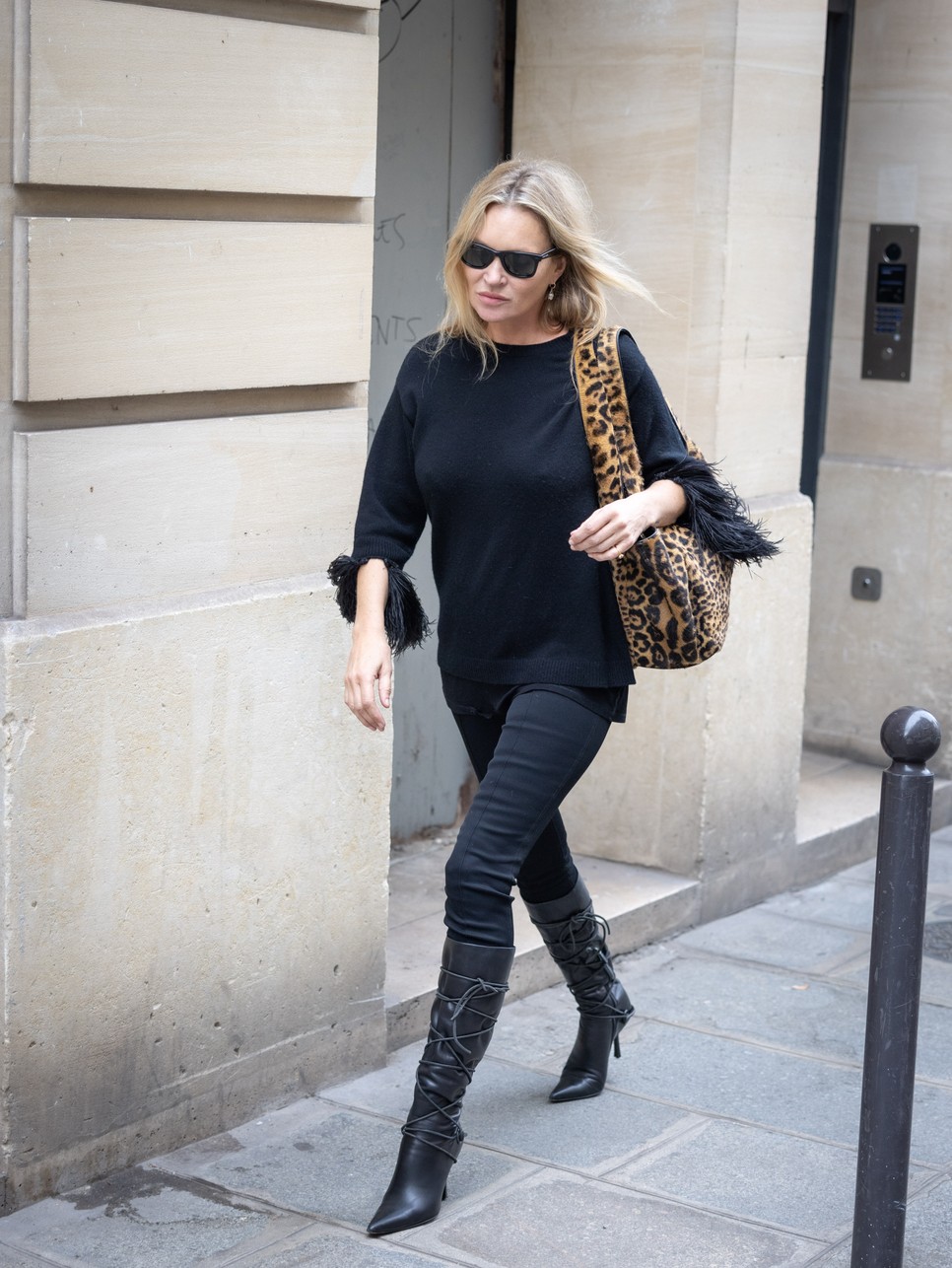 Kate Moss Párizsban 2024 IT táskájával, a leopárd mintás Saint Laurent kreációval