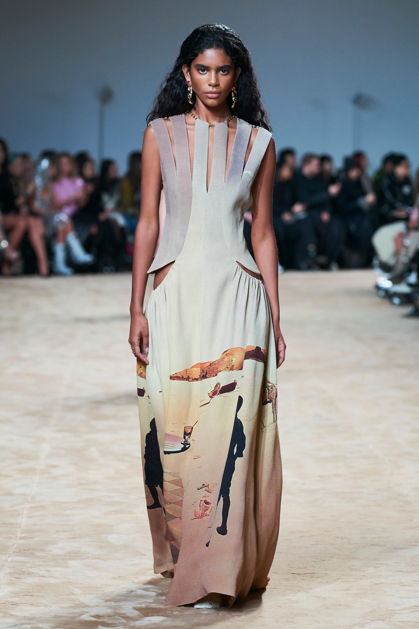 Paco Rabanne FW23 – A művészi nyomatok lehetőséget biztosítanak arra, hogy magunkon viseljük a számunkra legkedvesebb alkotásokat, és elengedjük a fantáziánkat!