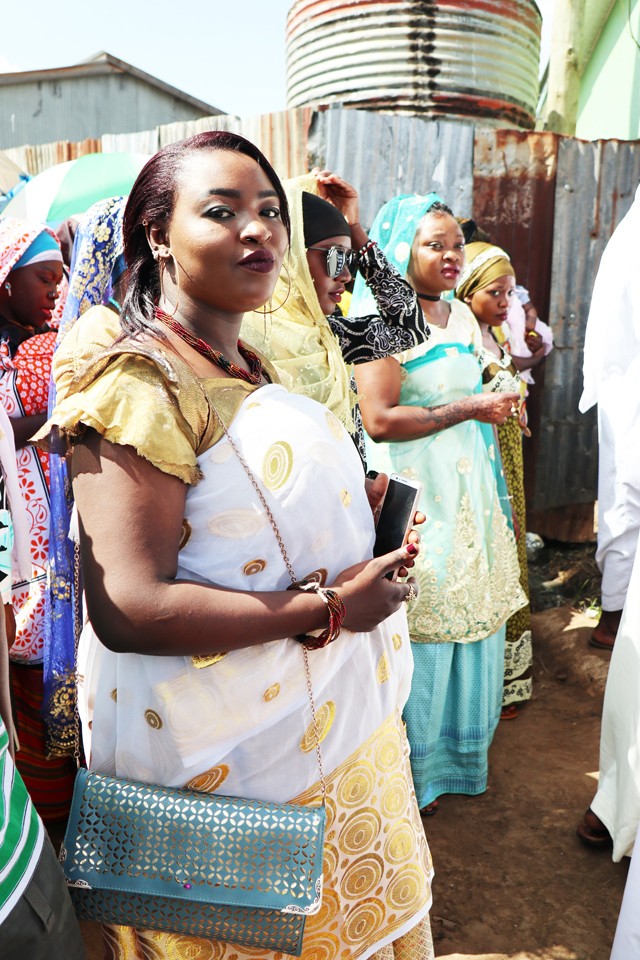 A vőlegényt a városon kíséri végig a vendégsereg.