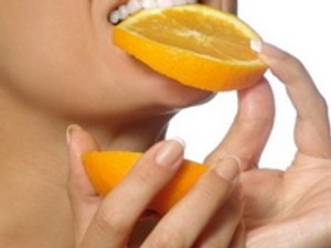 A narancslé károsabb a fogakra, mint a fehérítés?