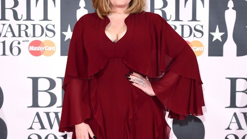 Drámai volt Adele vörös szettje