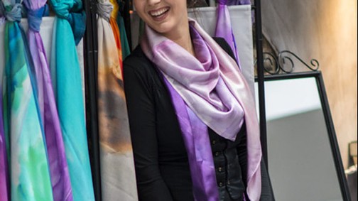 Csinos szettben a londoni divattervező