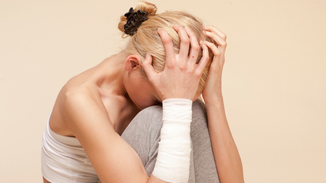 A leggyakrabban érintett korosztály a 16–17 évesek, de már 12–13 éves gyermekek között is egyre gyakrabban előfordul, hogy bántják saját magukat