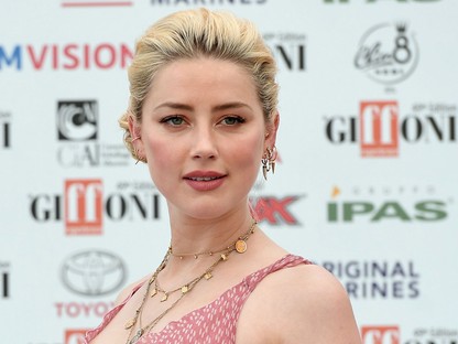 Amber Heard strandruhában is tökéletes volt a vörös szőnyegen