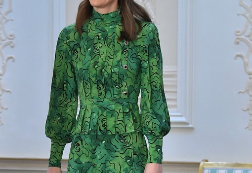 Igen, az ott tényleg koponya Katalin hercegné ruháján, és nem ez volt az egyetlen merész választása