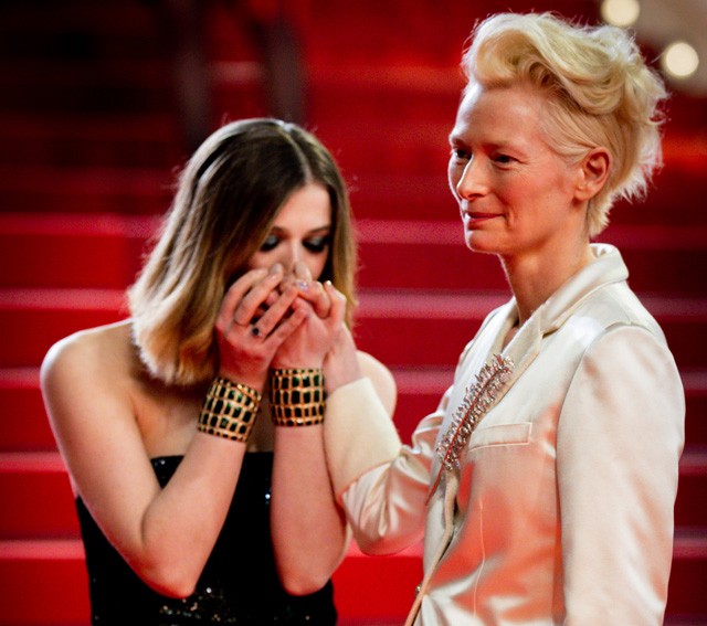 Honor lánya kezet csókol Tilda Swintonnak