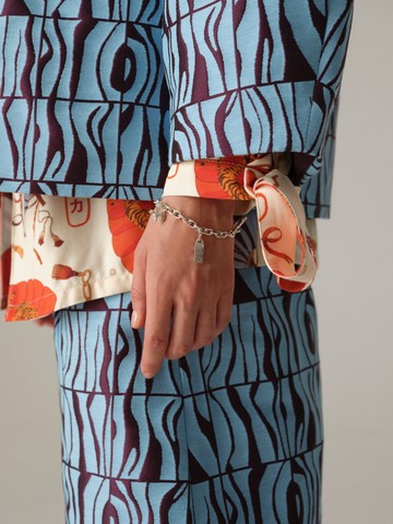 A magyar designer márka TORA kollekciójában a japán ihletésű virágmotívumok, a merész színek és a karakteres szabásvonalak kerülnek előtérbe