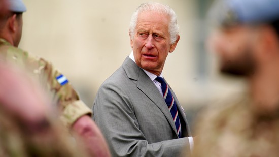 Károly király egyszerre üzent fiának és öccsének ezzel a húzással