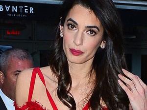 Ez Amal Clooney legbotrányosabb szettje: szexi fűzőben ment az utcára!