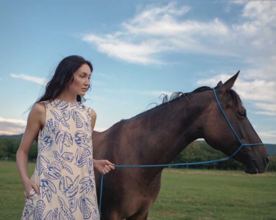 A természetben készült vizuális történetmesélés: a kapszulakollekció darabjai fenntartható anyagokból, megrendelésre készülnek fotó: Szécsi Noémi