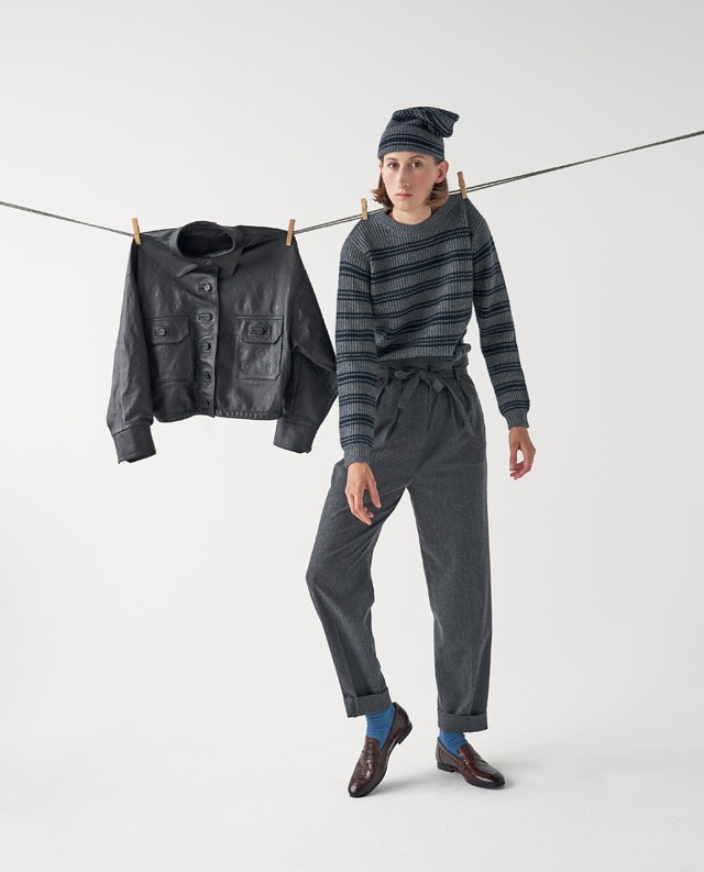 Dögös bőr - Bőrdzseki mindig volt, van és lesz. Ám ha nyitott vagy egy kis újításra, próbálj ki más fazont is a motoros mellett.Mintás bőrdzseki THE DREAMERS CLUB – teshoes.hu Pulóver, nadrág és sapka MAX MARA 139 490 Ft, 135 490 Ft, 50 990 Ft Zokni COS 4500 Ft/2 pár Mokaszin GINO ROSSI – CCC 20 900 Ft