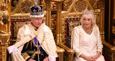 Szájról olvasó leplezte le Kamilla királyné és Károly király feszült pillanatát, ezért szidta le férjét a királyné a koronázáson