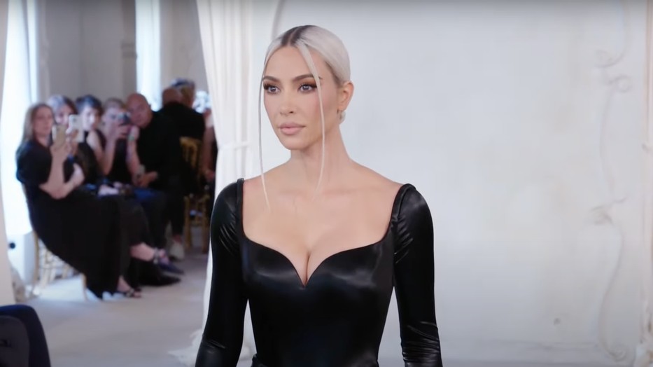 Hűha: Kim Kardashian, Nicole Kidman és Dua Lipa is megjelent a Balenciaga couture kifutóján