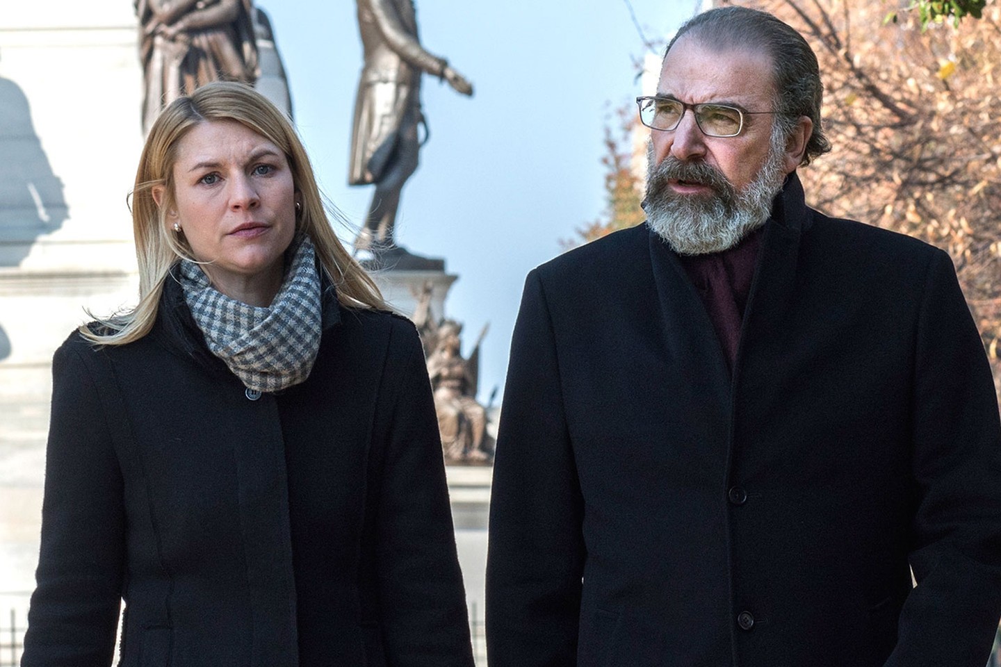 Homeland: A belső ellenség - Carrie Mathison (Claire Danes) CIA elemző komoly mentális problémák mellett próbál helytállni egy igencsak nehéz munkában, miközben a terrorizmus fenyegeti Amerikát és a világot. Keresd a Netflixen.