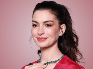 Anne Hathaway istennőként ragyogott vörös ruhájában, a 43 éves színésznő gyönyörűbb, mint valaha