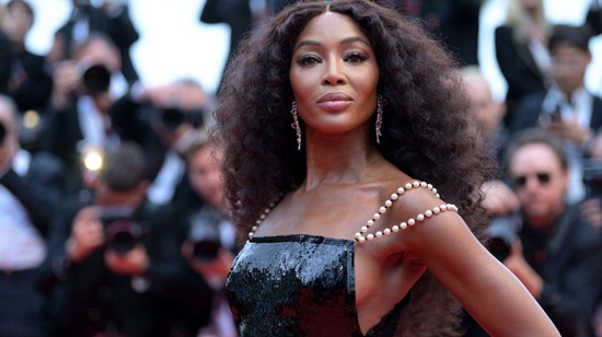 Az 53 éves Naomi Campbell elképesztően merész meztelenruhát vállalt be