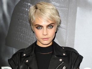 Hoppá! Cara Delevingne és Pretty Little Liars színésznője járnak