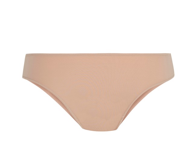 Testszínű alsó: oszlassuk el ezt a tévhitet végérvényesen, miszerint fehér nadrág vagy szoknya alá fehér bugyit kell vennünk! Soha! Vásároljunk egy testszínű darabot, ami valóban láthatatlan marad. WOMEN'S SECRET 2595 Ft