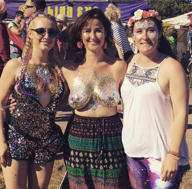 Őrületes fesztiváltrend idén: a csillámcicik