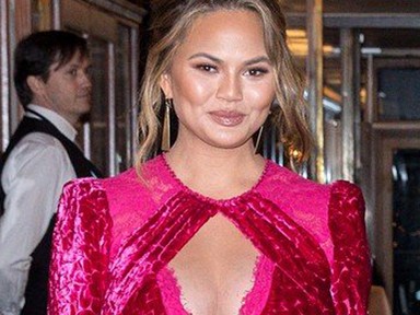 Chrissy Teigen ruhája nem kismamához illő, de úgy ragyog, hogy megbocsájtunk neki!