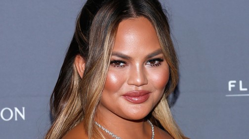 Chrissy Teigen igazán belevaló anyuka: extraminiben feszít a vörös szőnyegen
