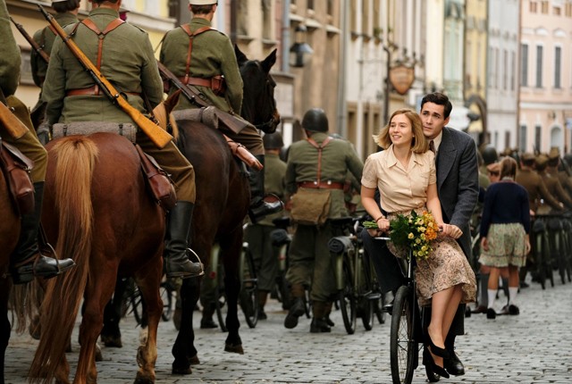 Felfordult élet, lángoló világ - új sorozat visz közel a háború borzalmaihoz