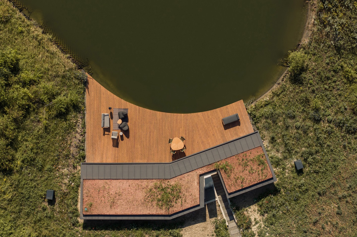 A Hello Wood magyar cég CTL tóparti háza